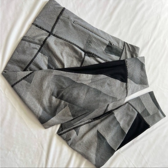 ATHLETA striped leggings. Gray and black size small. Pockets, hidden zipper - Picture 9 of 11